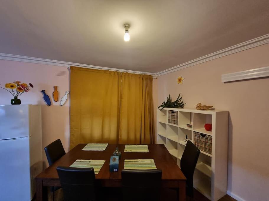 Two Pines, Whole Home In Tullamarine Near Airport! เมลเบิร์น ภายนอก รูปภาพ