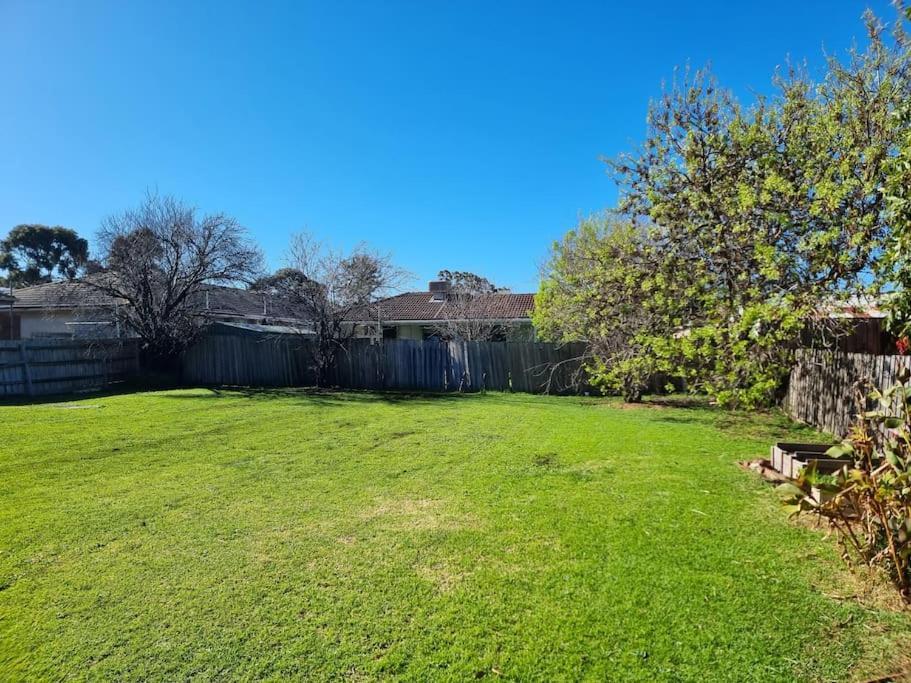 Two Pines, Whole Home In Tullamarine Near Airport! เมลเบิร์น ภายนอก รูปภาพ